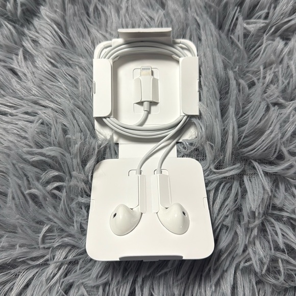 Apple EarPods w/Lightning Connecter - Picture 2 of 2